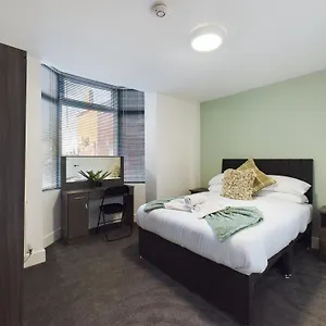  Holiday home Six Bedroom - Train Station & Town Centre Location!